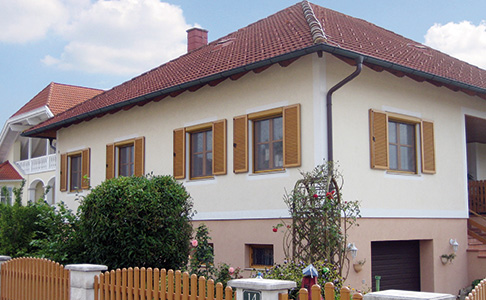 Fensterschutz Für Rollläden Backsteinhaus Mit Metallrollläden an Den  Fenstern Stockbild - Bild von schutz, auslegung: 157637937